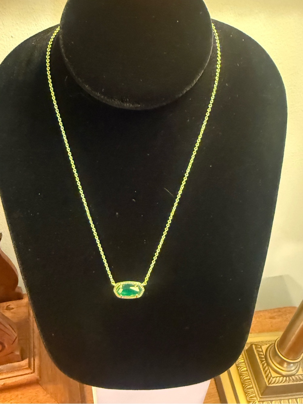 Kendra Scott Elisa 14K Gold Pendant Necklace in Emerald Cat’s Eye - Picture 3 of 12